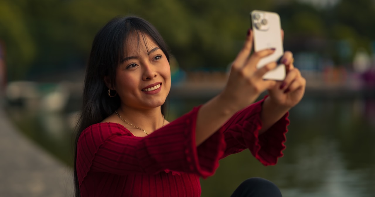 หน้าจอสมาร์ทโฟนแสดงผู้ติดตามจำนวนมากบน Instagram พร้อมกราฟการเติบโต