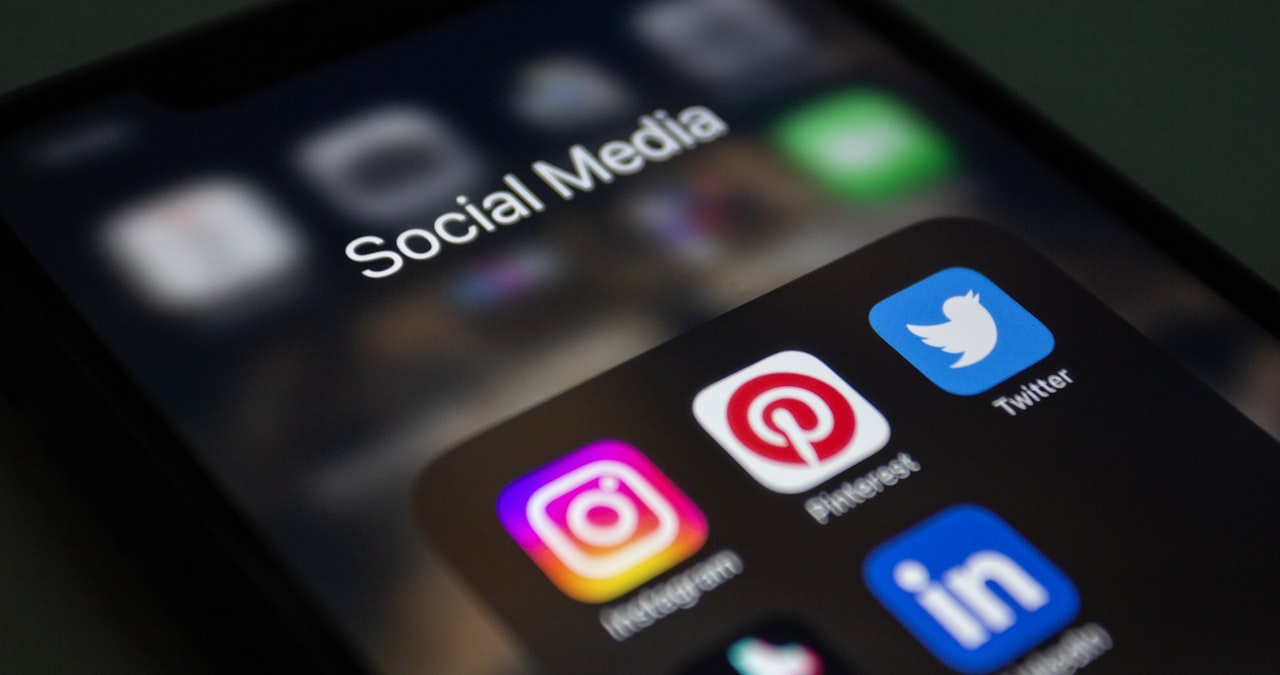 รูปภาพนี้แสดงถึงวิดีโอ Tiktok ที่กำลังได้รับยอดวิวเพิ่มขึ้นอย่างรวดเร็ว มีสัญลักษณ์การเพิ่มยอดวิวและลูกศรชี้ขึ้นเพื่อสื่อถึงการเติบโตอย่างรวดเร็ว
