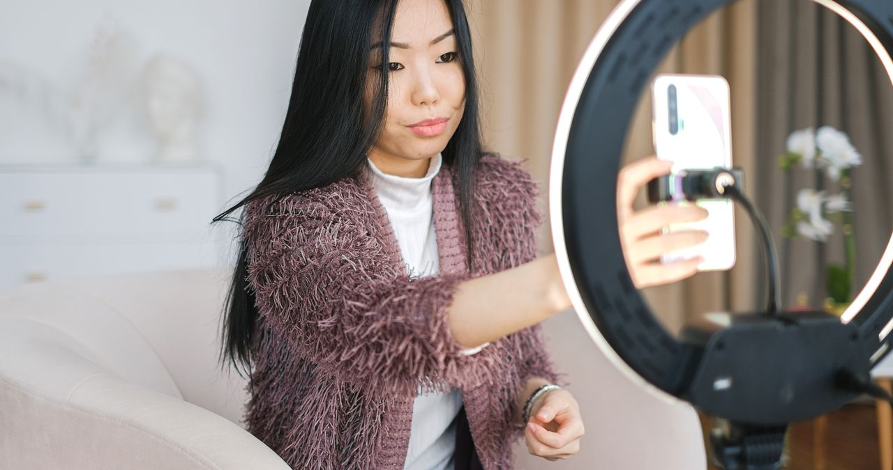 ผู้ใช้งาน Tiktok กำลังดูวิดีโอ