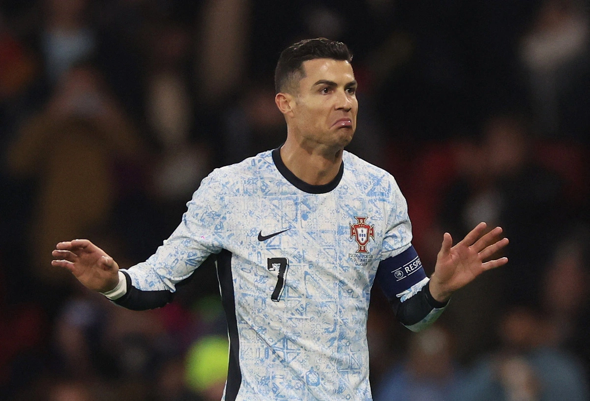 Bồ Đào Nha hóa “chân gỗ”, pha đá phạt của Ronaldo trở thành tâm điểm bàn tán. pha đá phạt của Ronaldo trở thành tâm điểm bàn tán.