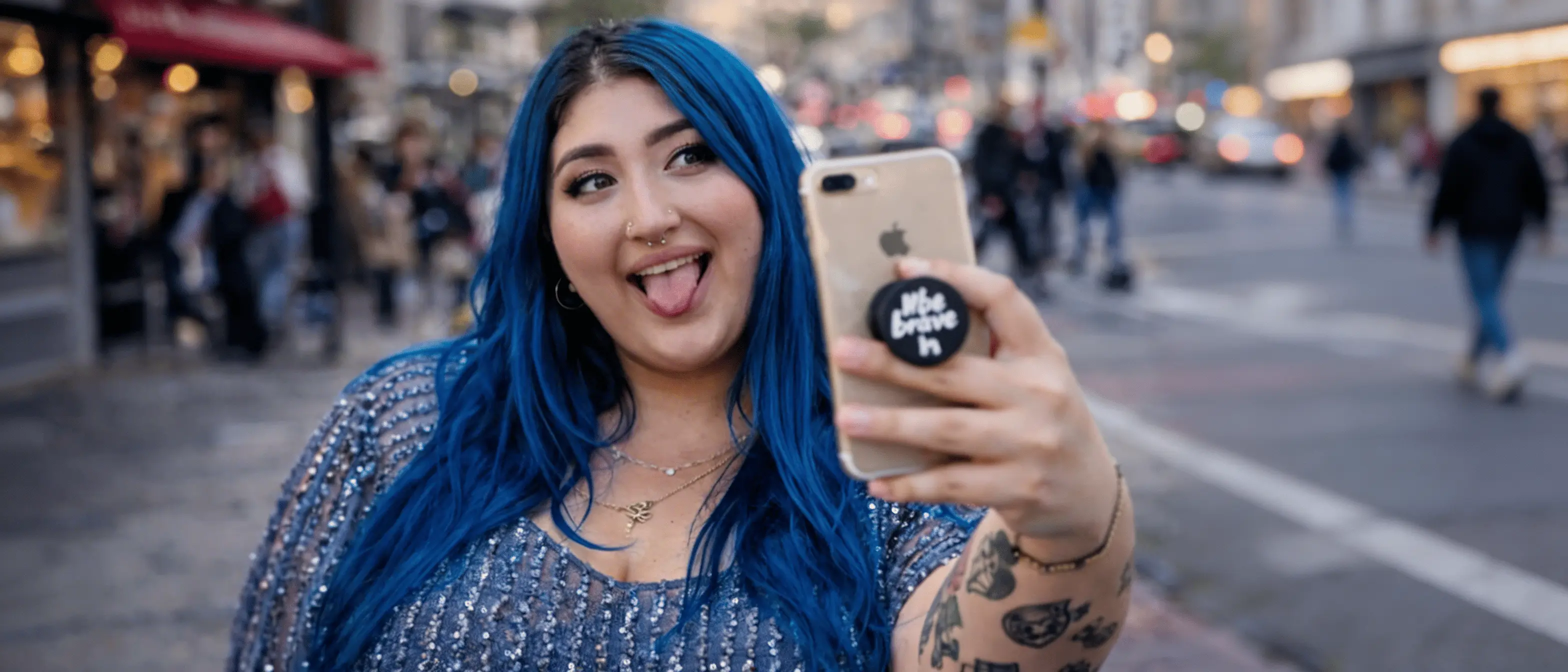 Блогер с татуировками делает селфи для Instagram — продвижение и накрутка подписчиков в социальных сетях